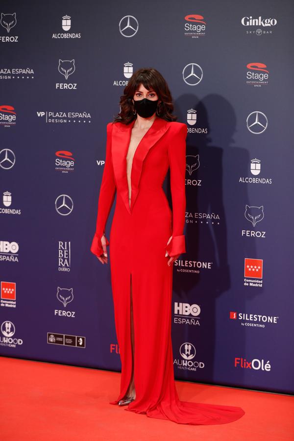 Eva Ugarte, en la alfombra roja de los Premios Feroz 2021. Con vestido rojo de Roberto Diz y joyas de Messika Paris.