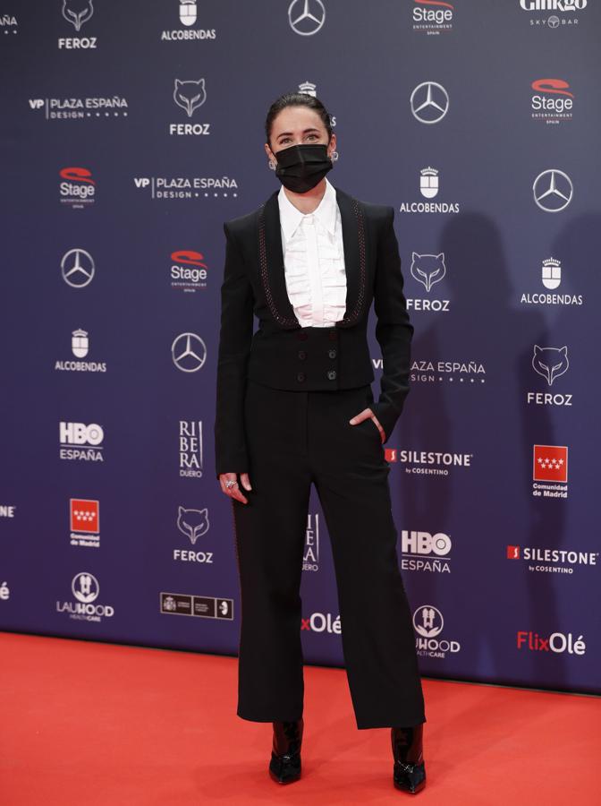 Patricia López Arnaiz, en la alfombra roja de los Premios Feroz 2021. Obra del estilista Jose Herrera era este look con un traje de chaqueta de color negro y camisa blanca de Teresa Helbig y joyas de Bárcena