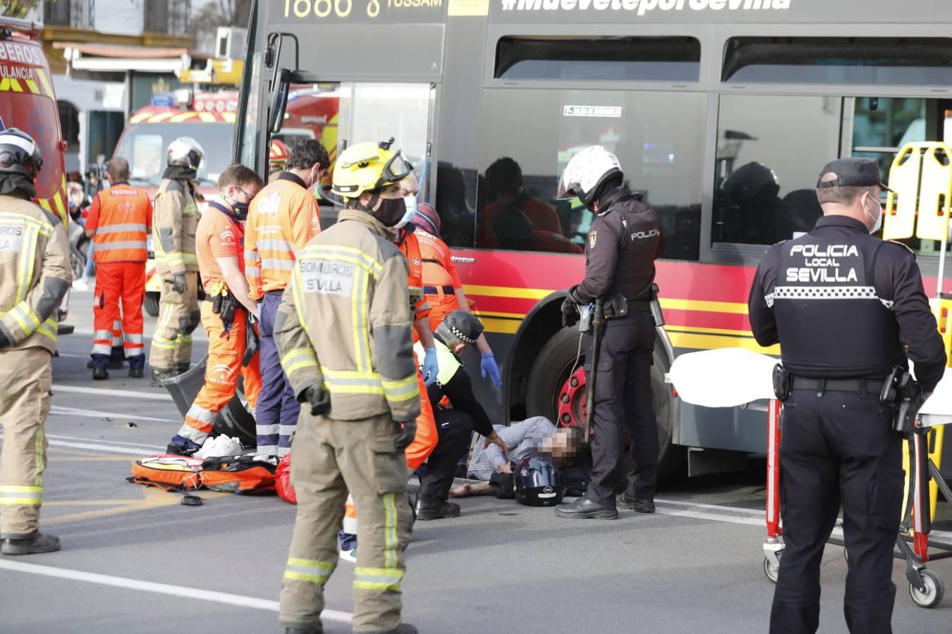 En imágenes, grave accidente de tráfico en el Paseo de las Delicias de Sevilla