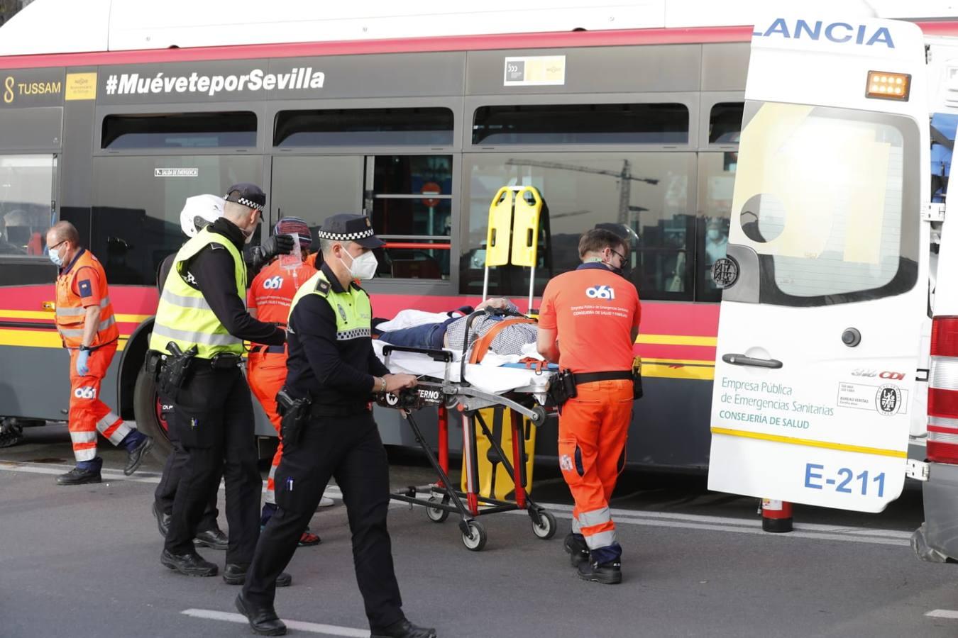 En imágenes, grave accidente de tráfico en el Paseo de las Delicias de Sevilla