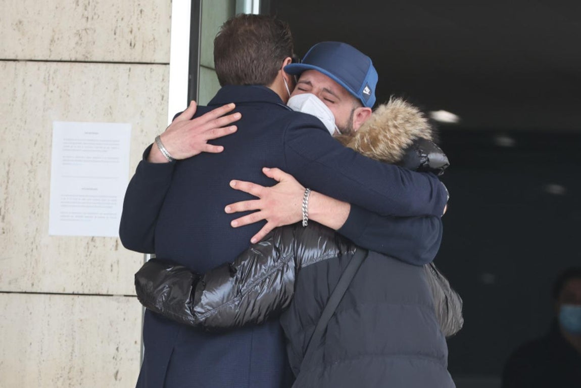 Los dos hermanos del cantante reciben a los amigos que llegan al tanatorio. 