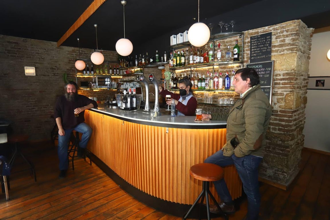 El día de la vuelta de las barras y nuevos horarios a los bares de Córdoba, en imágenes