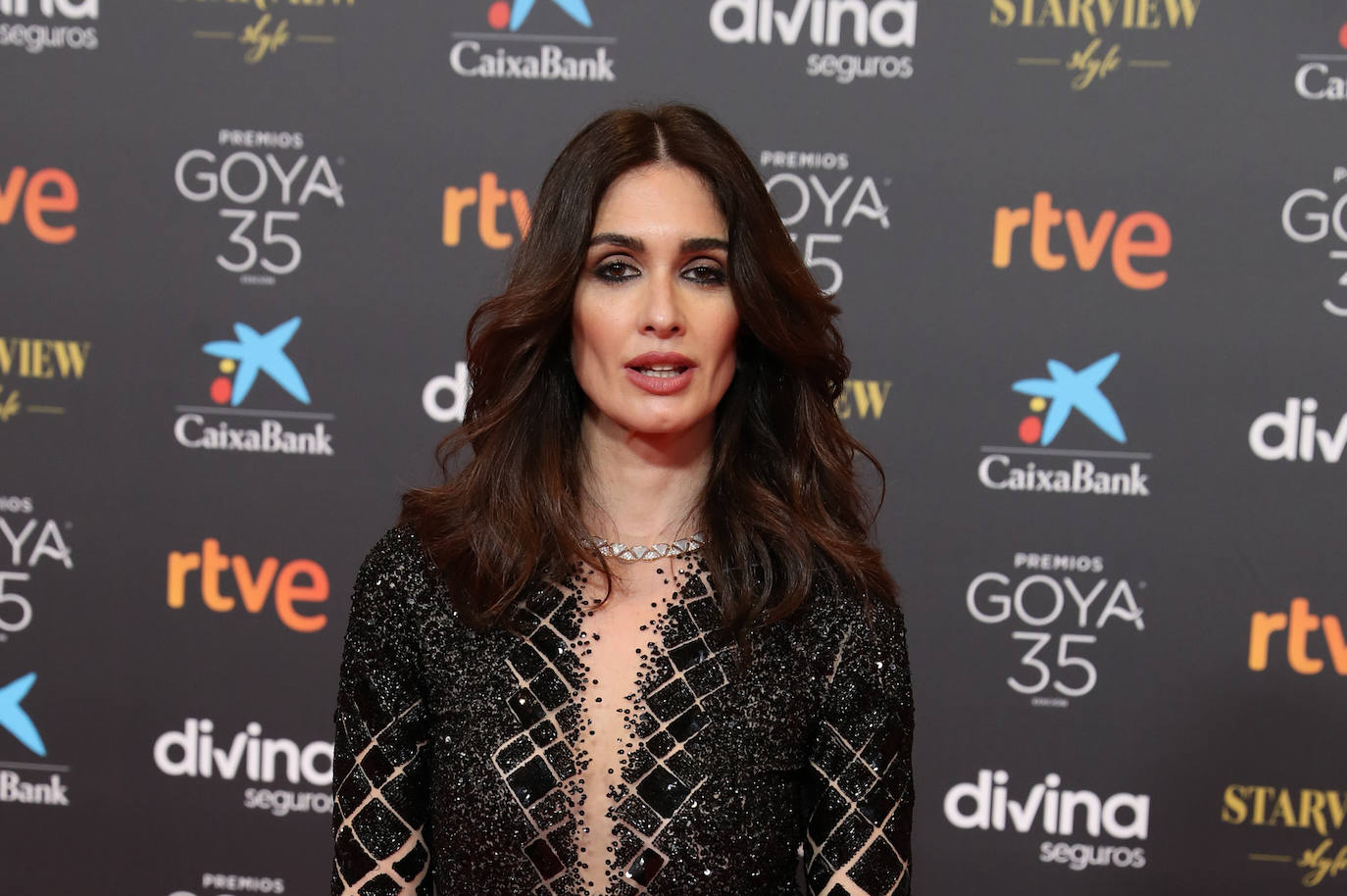 Paz Vega en los Premios Goya 2021. Paz Vega ha lucido melena suelta con ondas ligeras y raya en el medio, estilo años 80, muy favorecedora. En cuanto al maquillaje, la actriz ha apostado por realzar sus ojos, con sombras en color marrón y eyeliner superior e inferior, además de máscara de pestañas. Marcando los pómulos con un colorete rosado, los labios los ha dejado naturales.