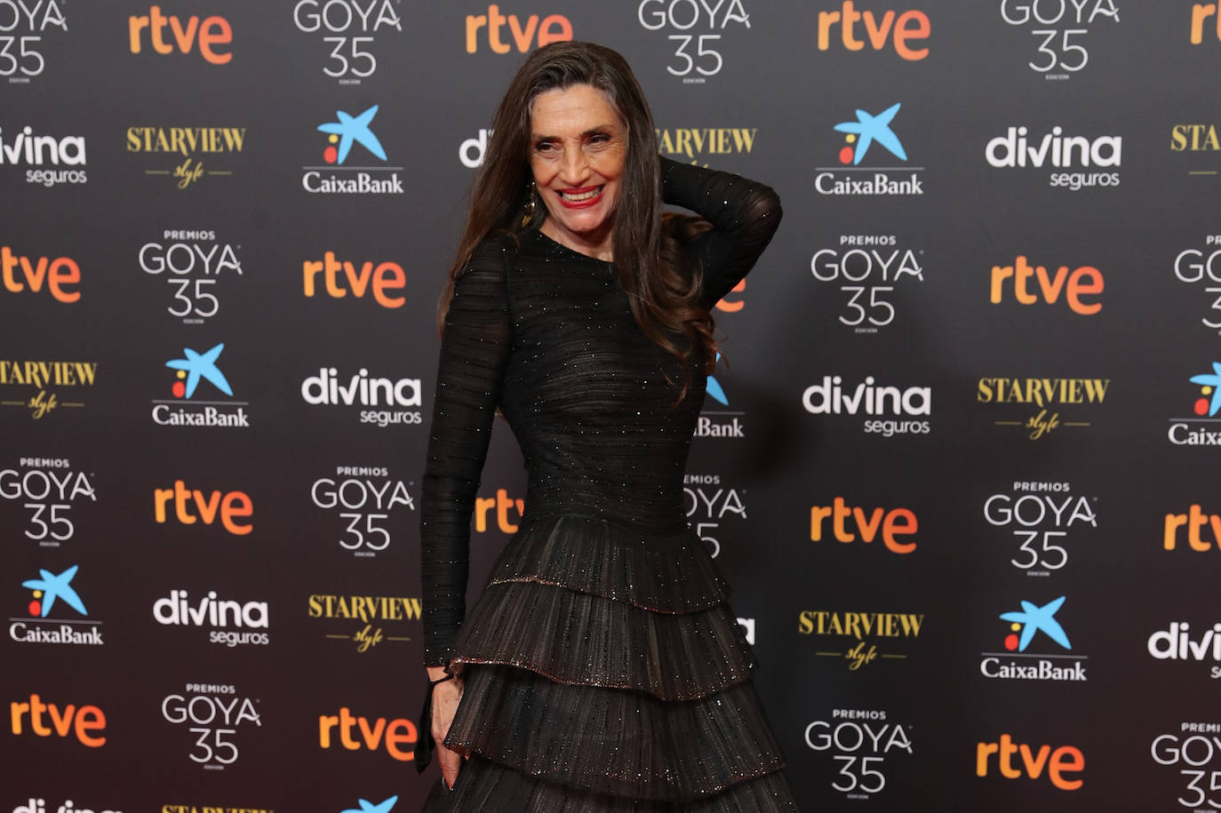 Ángela Molina en los Premios Goya 2021. Ángela Molina, que recibe el Goya de honor 2021, ha elegido, como es habitual en ella un look beauty sencillo con su característica melena suelta. Para el maquillaje, obra de la maquilladora Vicky Marcos con productos de Giorgio Armani Beauty, la actriz también ha apostado por la naturalidad. En los ojos sombras y eyeliner y en los labios Lip Maestro número 400 para unos labios de color rojo intenso y acabado mate.