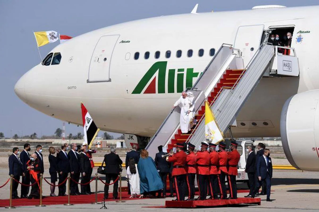 El Papa Francisco abandona el avión durante una ceremonia de bienvenida a su llegada al Aeropuerto Internacional de Bagdad. 