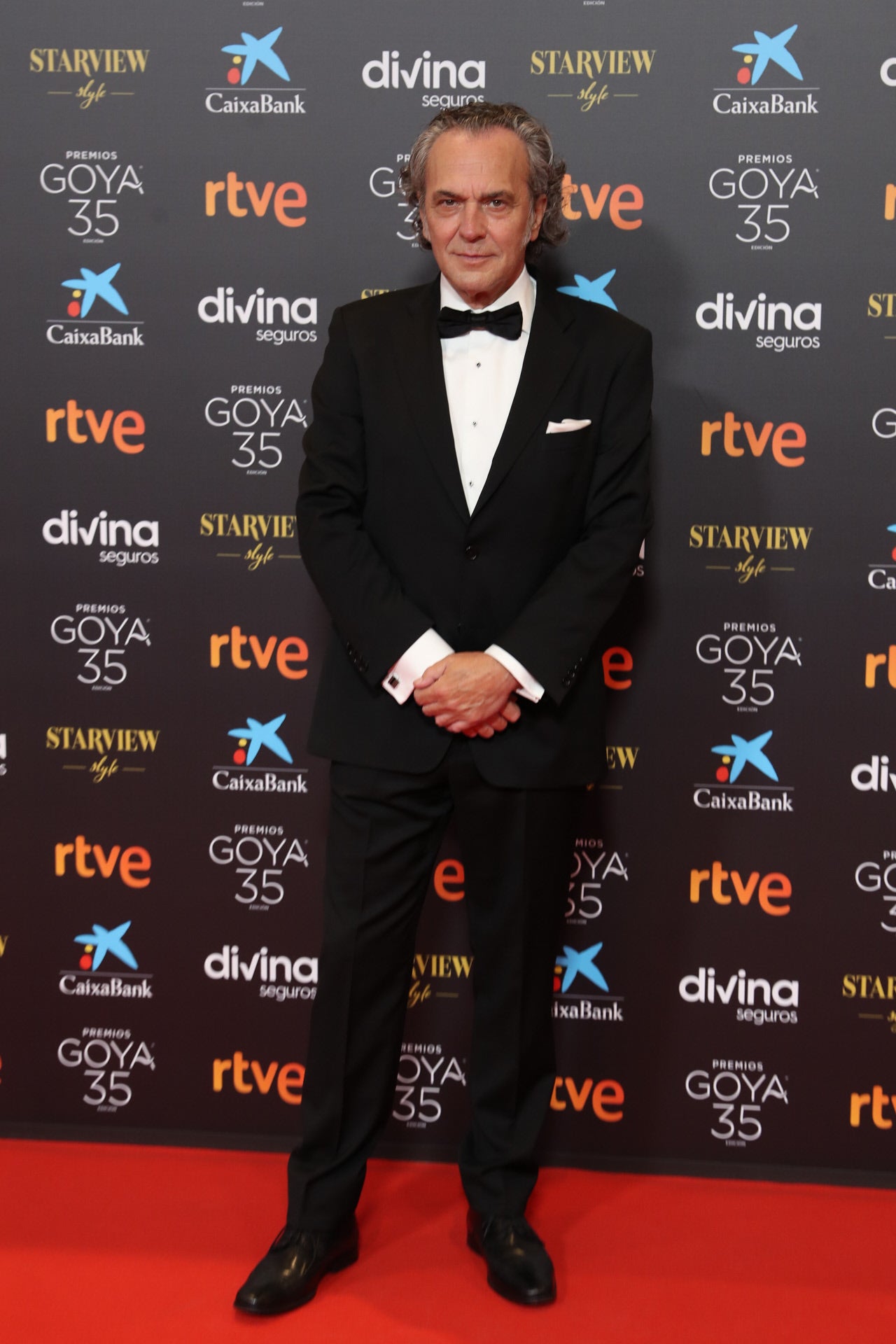 José Coronado, muy elegante de esmoquin Brooks Brothers, en la alfombra roja de los Goya.. 