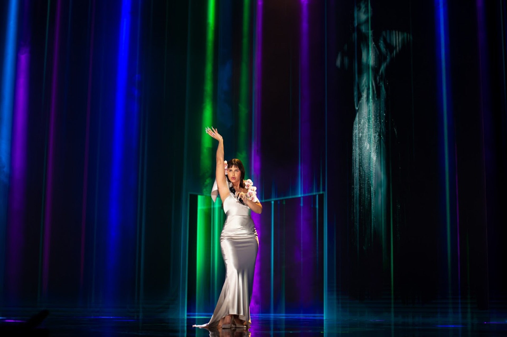 Nathy Peluso se pasó a la seda en plata para su actuación en la gala de los Goya ante un auditorio vacío por el coronavirus.. 