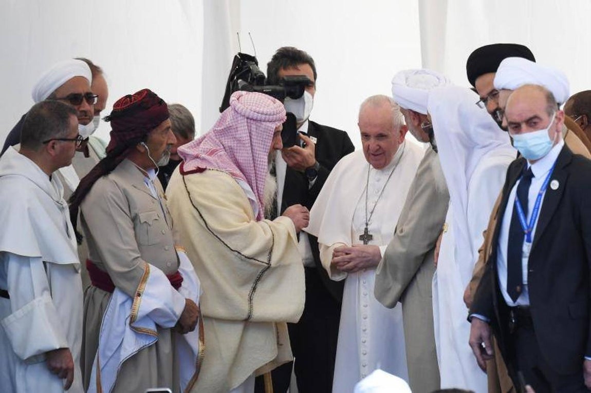Allí ha podido conversar con los líderes religiosos de la región. 