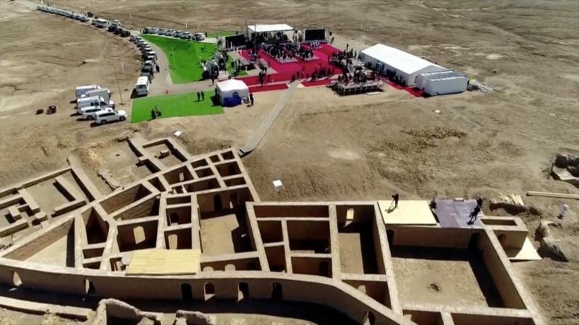 El encuentro de ha producido ante el impresionante «retablo» del zigurat de Ur. 