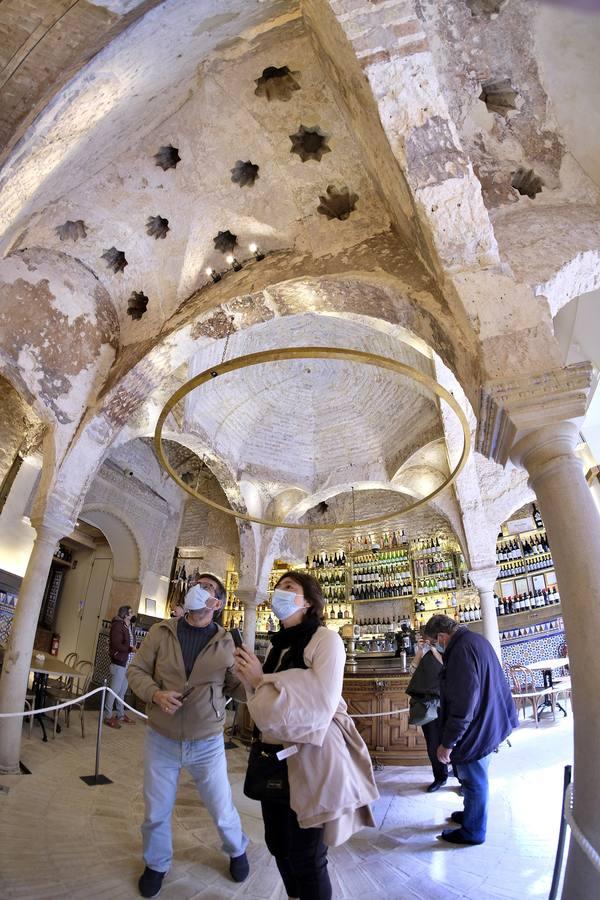 En imágenes, colas para ver los restos del hamán almohade descubiertos en el Bar Giralda