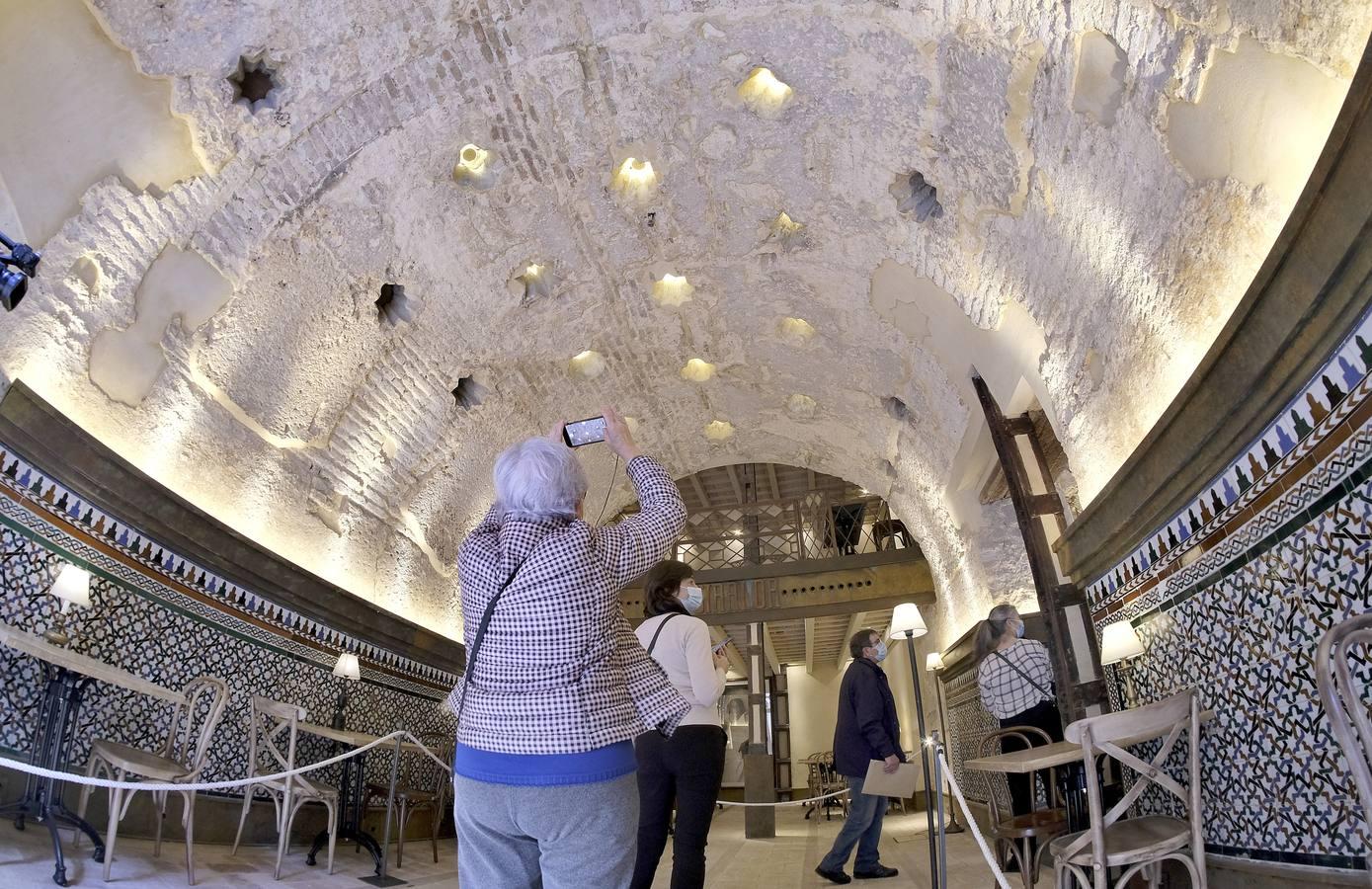 En imágenes, colas para ver los restos del hamán almohade descubiertos en el Bar Giralda