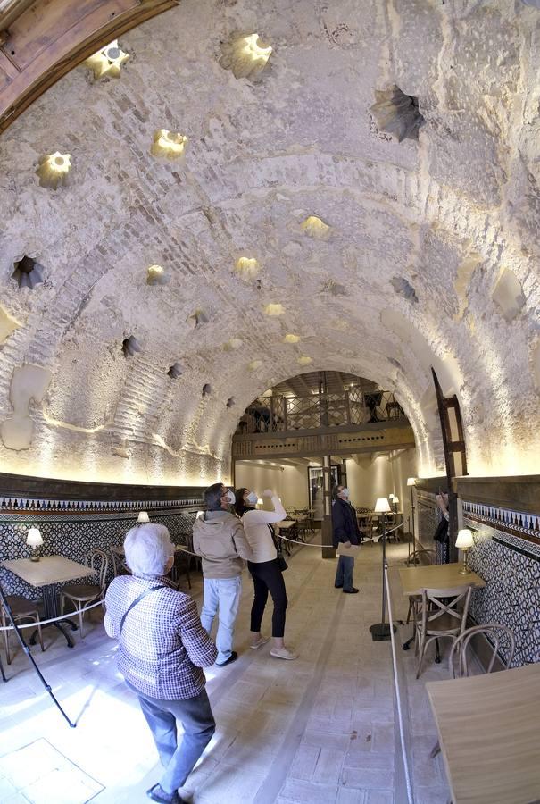 En imágenes, colas para ver los restos del hamán almohade descubiertos en el Bar Giralda