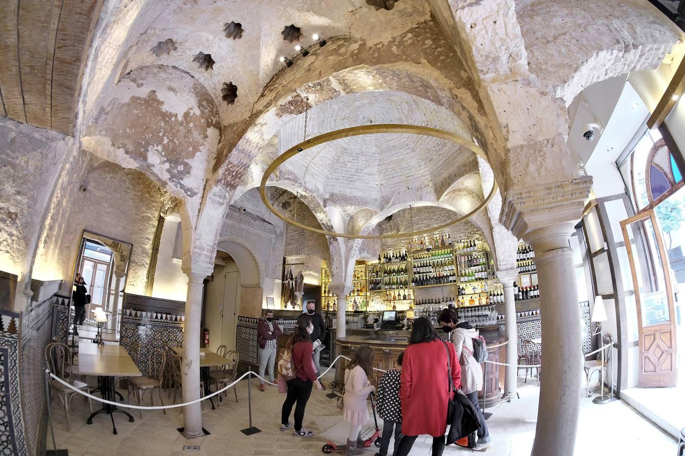 En imágenes, colas para ver los restos del hamán almohade descubiertos en el Bar Giralda