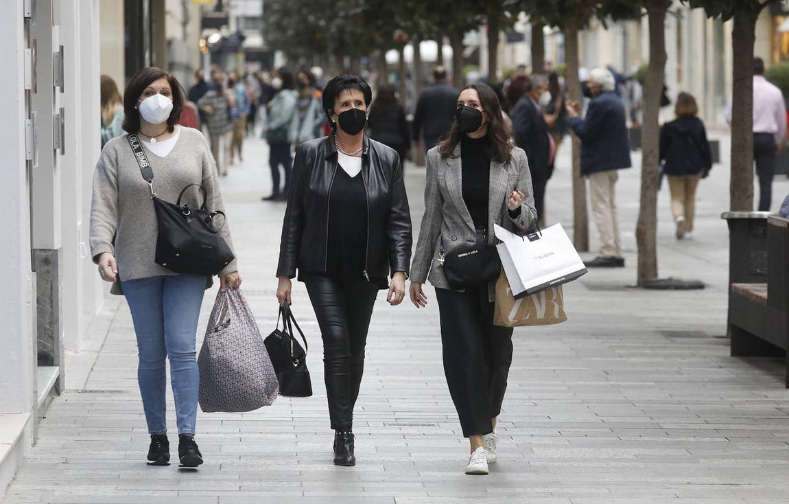 El primer sábado con comercios y bares abiertos hasta la 21:30 en Córdoba, en imágenes