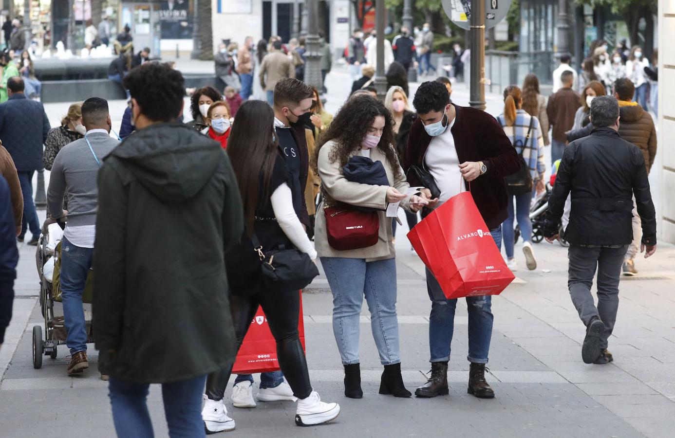 El primer sábado con comercios y bares abiertos hasta la 21:30 en Córdoba, en imágenes