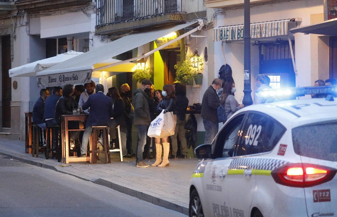 El primer sábado con comercios y bares abiertos hasta la 21:30 en Córdoba, en imágenes