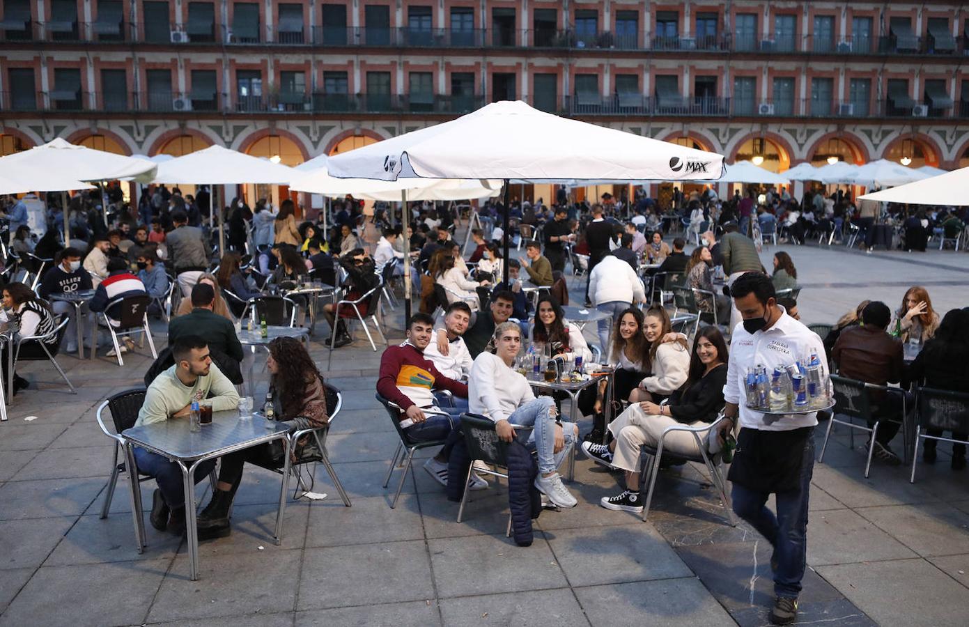 El primer sábado con comercios y bares abiertos hasta la 21:30 en Córdoba, en imágenes