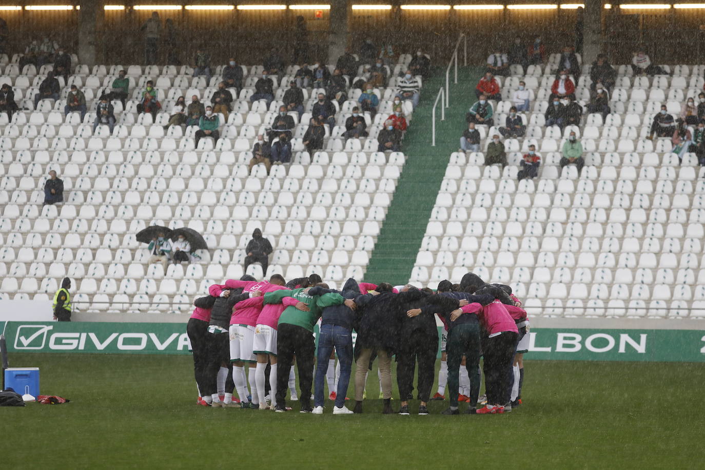 La vuelta del público en el Córdoba CF - Real Murcia, en imágenes