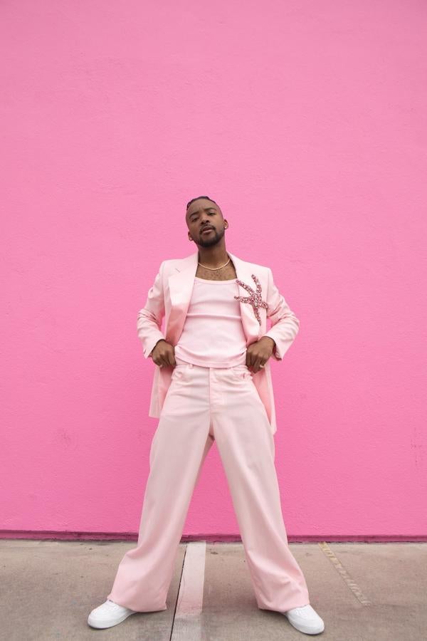 Algee Smith – Los mejores looks masculinos de los Critics’ Choice Awards 2021. Muy colorido con un traje oversize rosa empolvado de Versace con una estrella de lentejuelas en la solapa y zapatillas.
