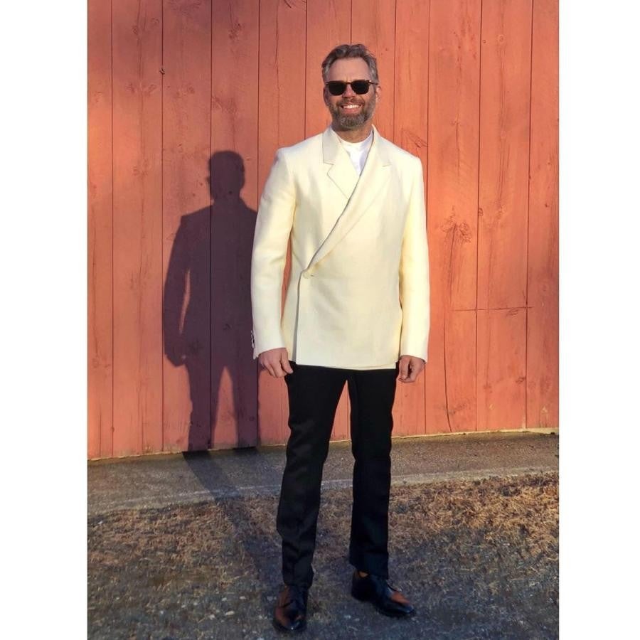 Darius Marder – Los mejores looks masculinos de los Critics’ Choice Awards 2021. Optó por un traje bicolor de corte recto y estilo minimalista de Dun Hill. No faltaron tampoco las gafas de sol.