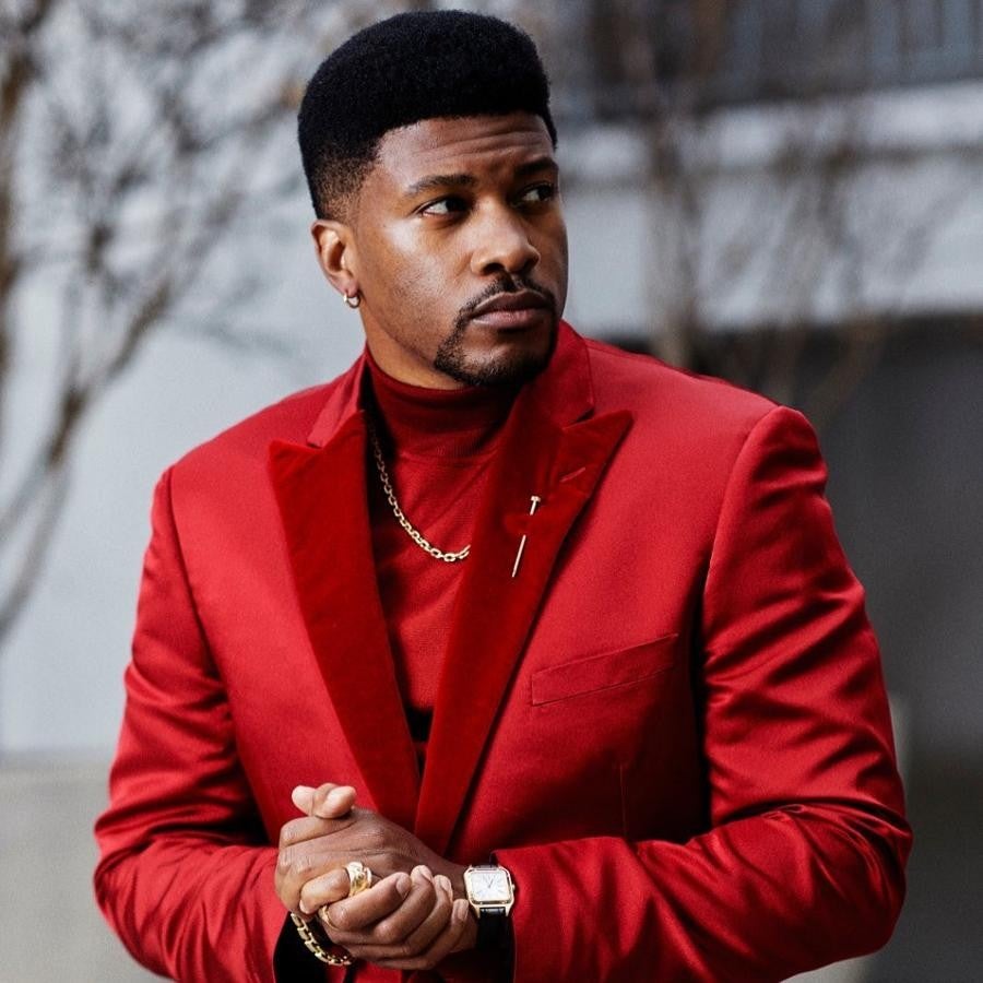 Eli Goree – Los mejores looks masculinos de los Critics’ Choice Awards 2021. Lo dio todo al rojo con un traje de Etro con solapas de terciopelo que conjuntó con un jersey de cuello Perkins realizado en el mismo tejido. Remató el conjunto con reloj y broche de Cartier. Los anillos, el colgante y el brazalete son de David Yurman.