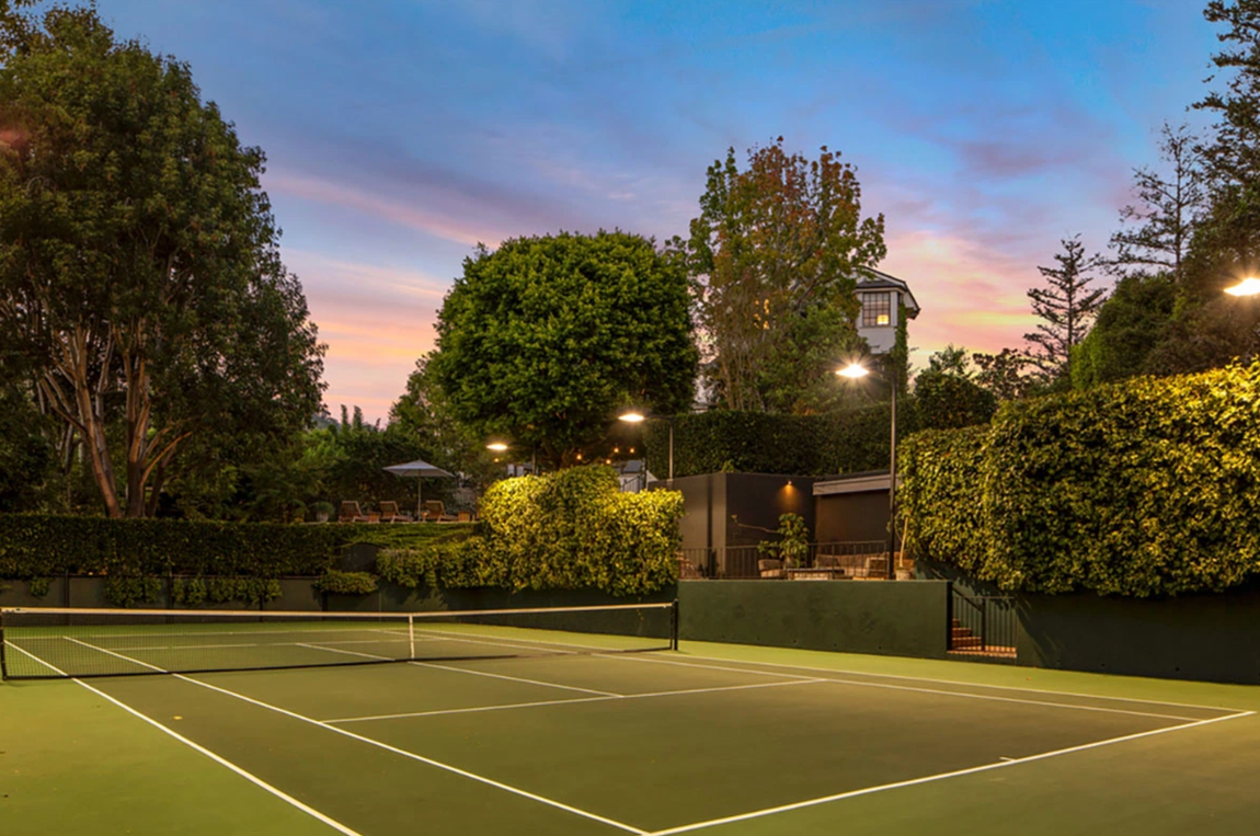 Así es la propiedad que vende Ellen DeGeneres. Como extra, el patio también incluye una cancha de tenis con luces y un pabellón para disfrutar de los partidos sin perder detalle.