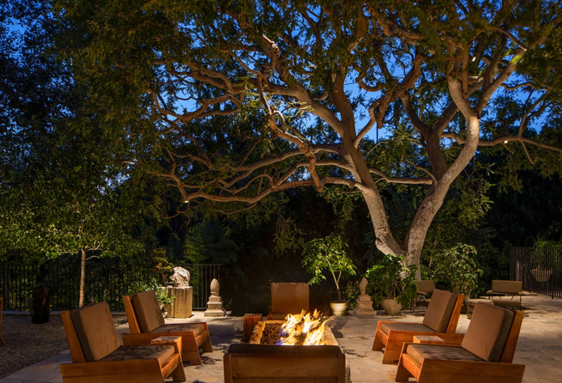 Así es la propiedad que vende Ellen DeGeneres. Solo el año pasado, Ellen DeGeneres y Portia de Rossi vendieron hasta tres viviendas. Una casa de estilo Tudor en Montecito por la que Ariana Grande pagó 6,75 millones de dólares (5,6 millones de euros), una propiedad de estilo toscano por 29 millones de dólares (24,3 millones de euros) y un complejo ultra lujoso por 33,3 millones de dólares (27,9 millones de euros). También compraron una propiedad en Montecito por 49 millones de dólares (41,1 millones de euros).