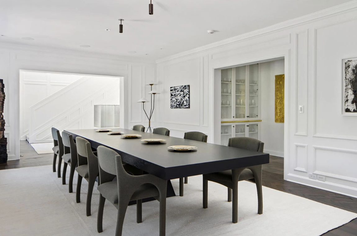 Así es la propiedad que vende Ellen DeGeneres. El terreno cuenta con una casa principal de tres plantas y una casa de huéspedes independiente situada en la parte superior del garaje –con capacidad para tres vehículos–. En total, hay cinco dormitorios y nueve cuartos de baño completos.