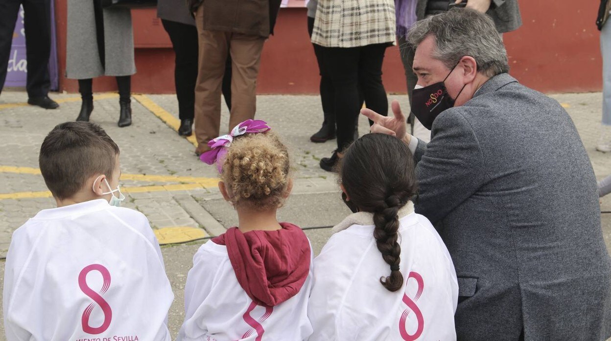 El alcalde de Sevilla asiste a la celebración del Día de la Mujer en el CEIP Menéndez Pidal
