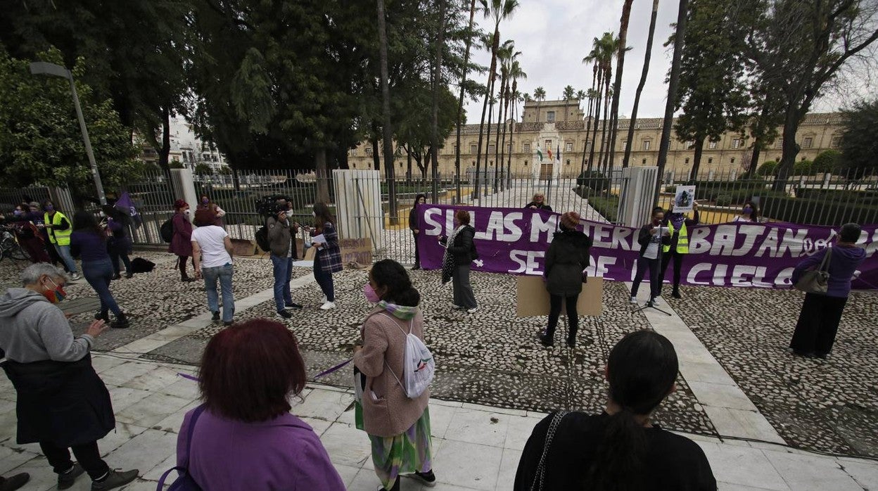 Las imágenes de la concentración por el 8M ante el Parlamento de Andalucía