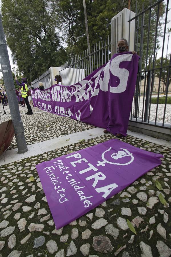 Manifestación por el 8M a las puertas del Parlamento andaluz