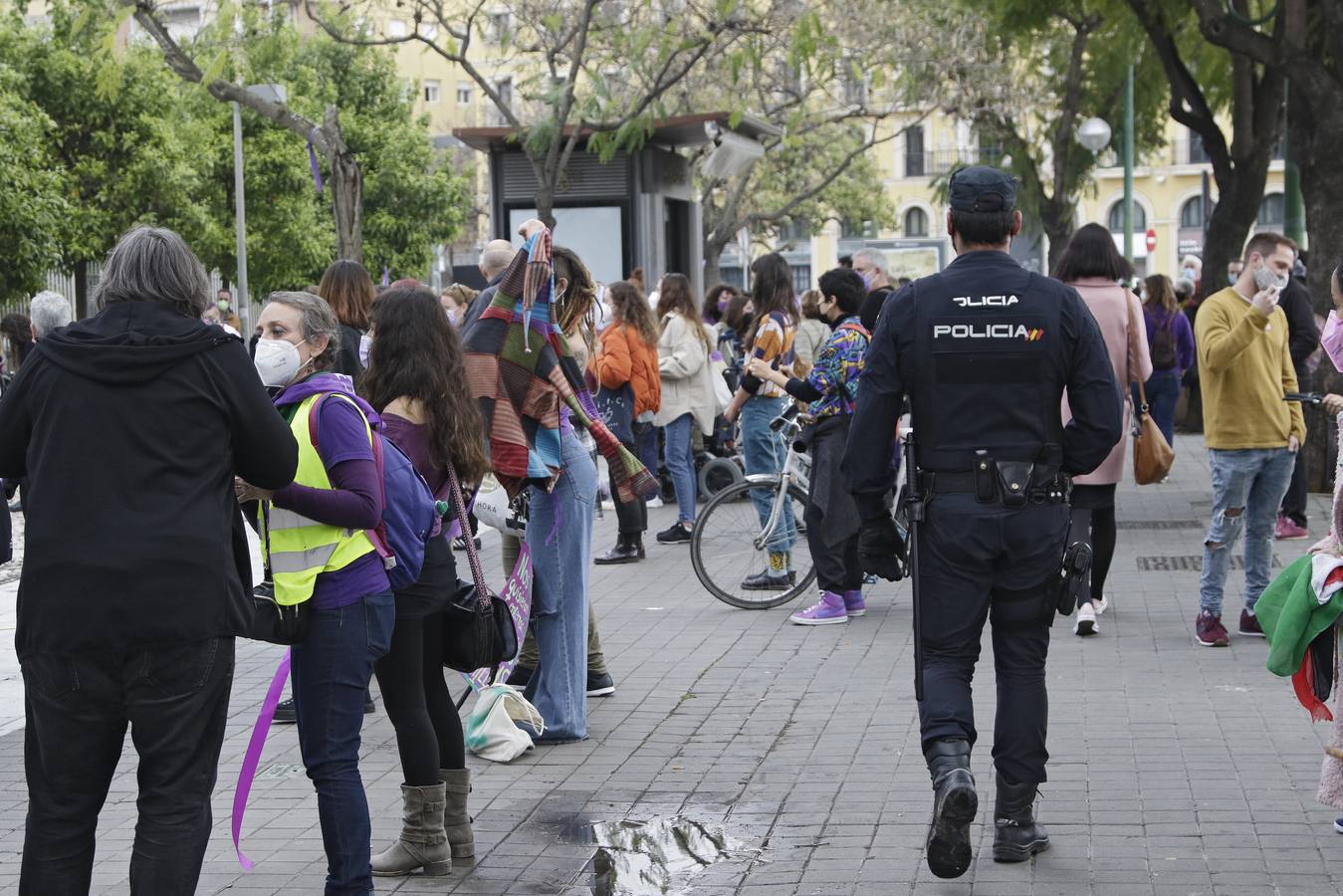 Manifestación por el 8M a las puertas del Parlamento andaluz