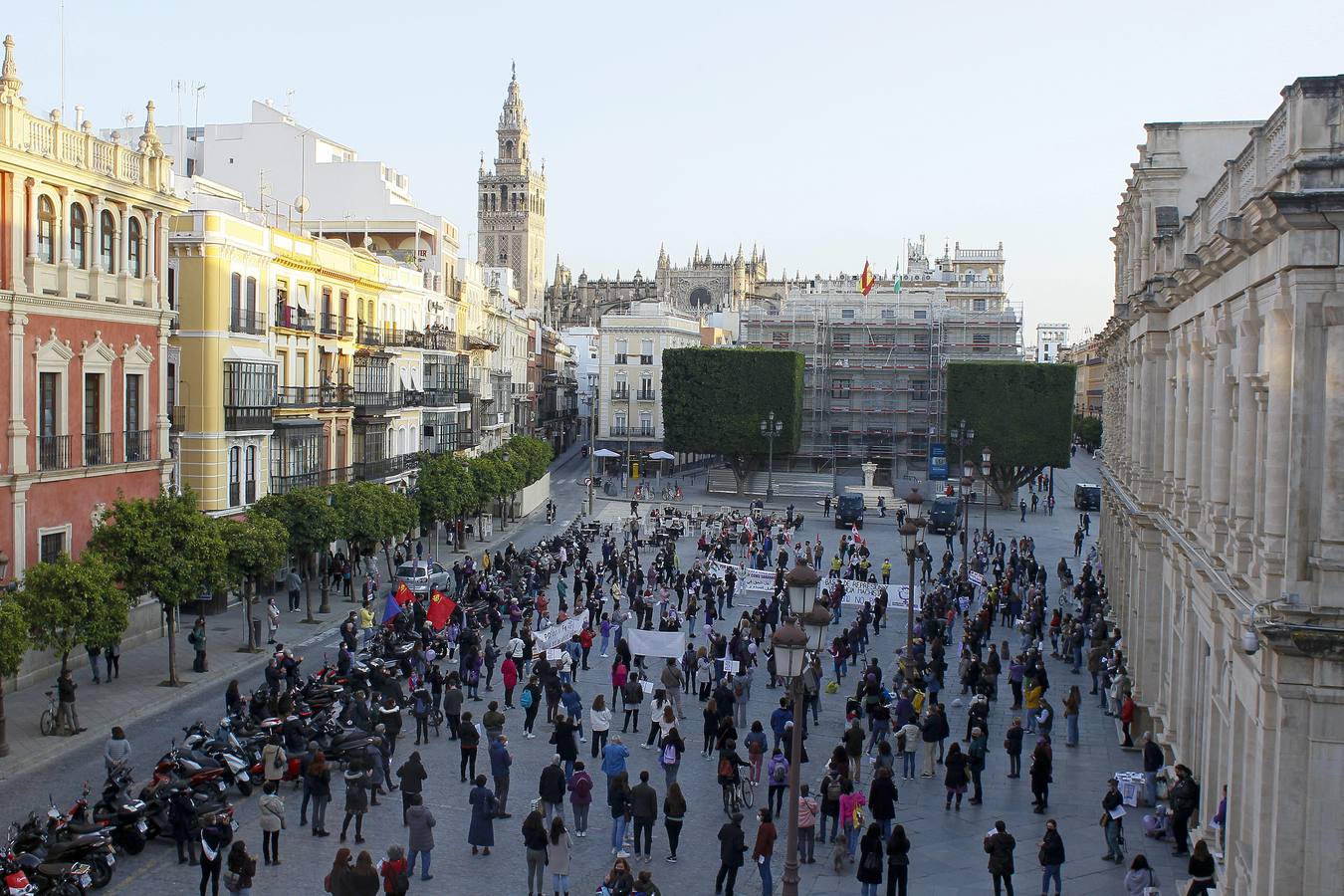 Concentración del Movimiento Feminista de Sevilla en la Plaza de San Francisco