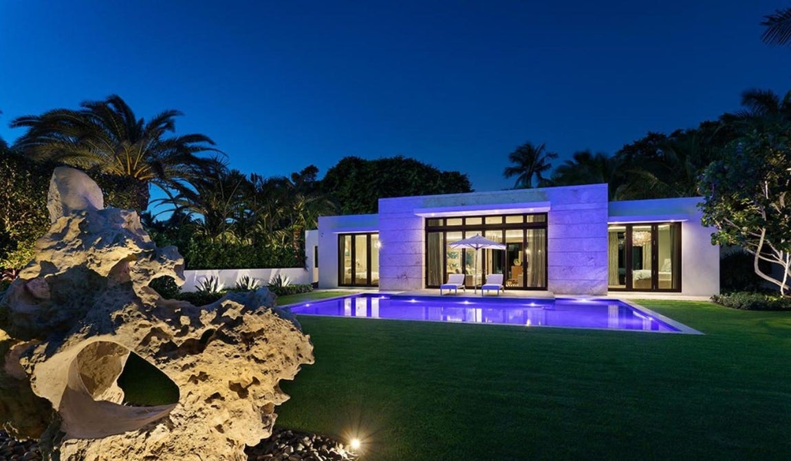 Así es la mansión más cara de Florida. La mansión está diseñada por el arquitecto Bill Boyle, uno de los más prestigiosos de la zona. Se dice que al nuevo comprador le gustó tanto que tardó solo 24 horas en comprarla desde que la vio.