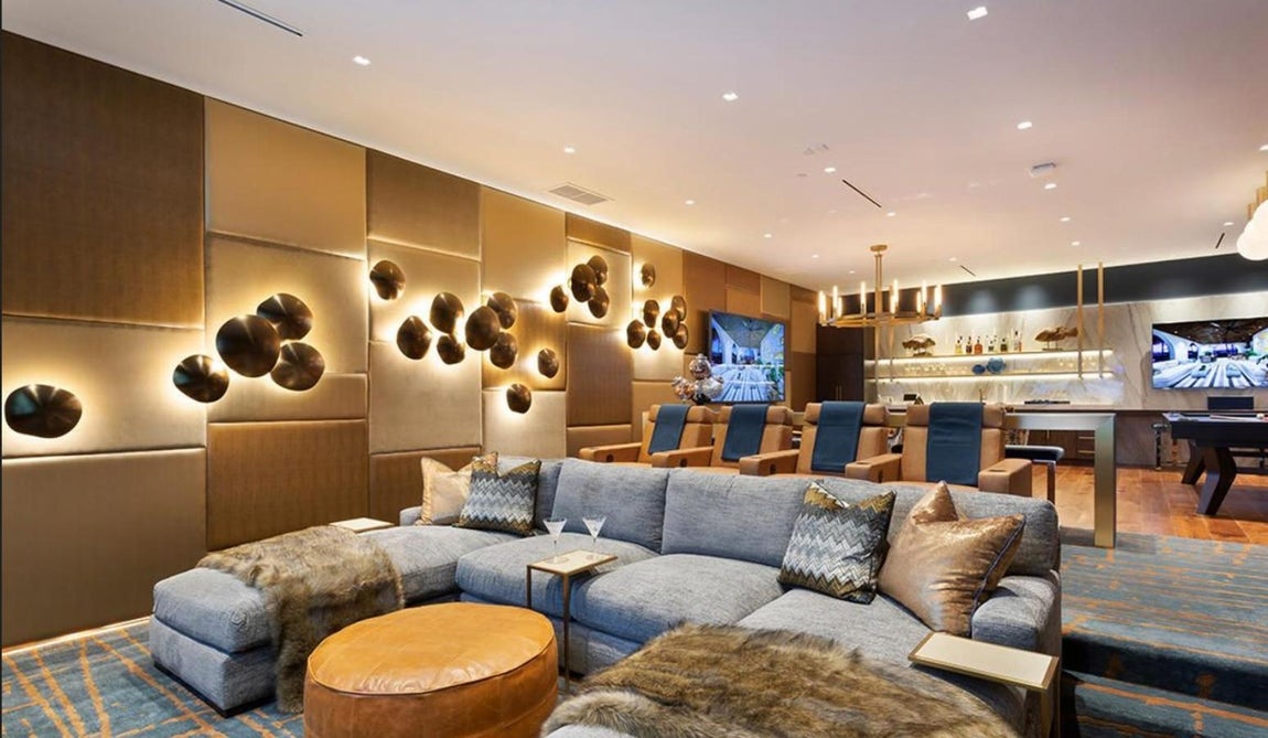 Así es la mansión más cara de Florida. Entre otros detalles, no falta una inmensa piscina, setos perfectamente cuidados y todo tipo de rincones en los jardines para perderse y disfrutar de la independencia y la privacidad.