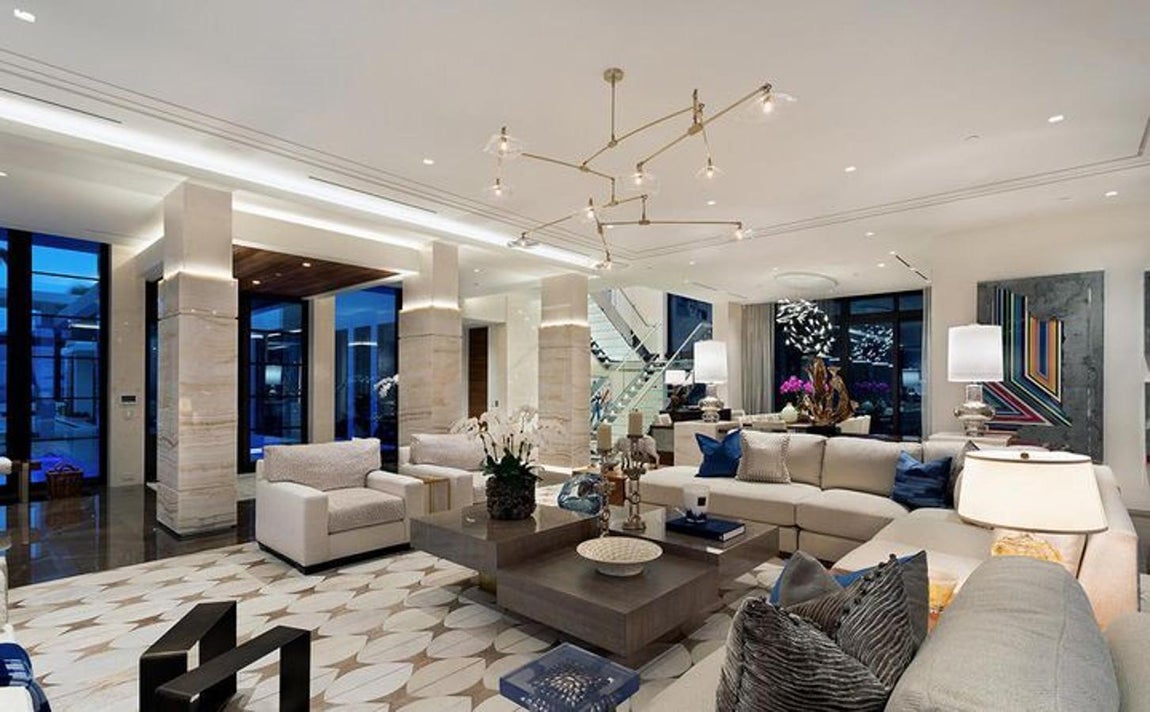 Así es la mansión más cara de Florida. En cuanto al interior, no puede ser más vanguardista. Posee una combinación perfecta entre mobiliario de los diseñadores más prestigiosos de todo el mundo, obras de arte y una paleta de colores basada en tonalidades claras que, junto con las amplias ventanas, le dotan de un extra de luminosidad.