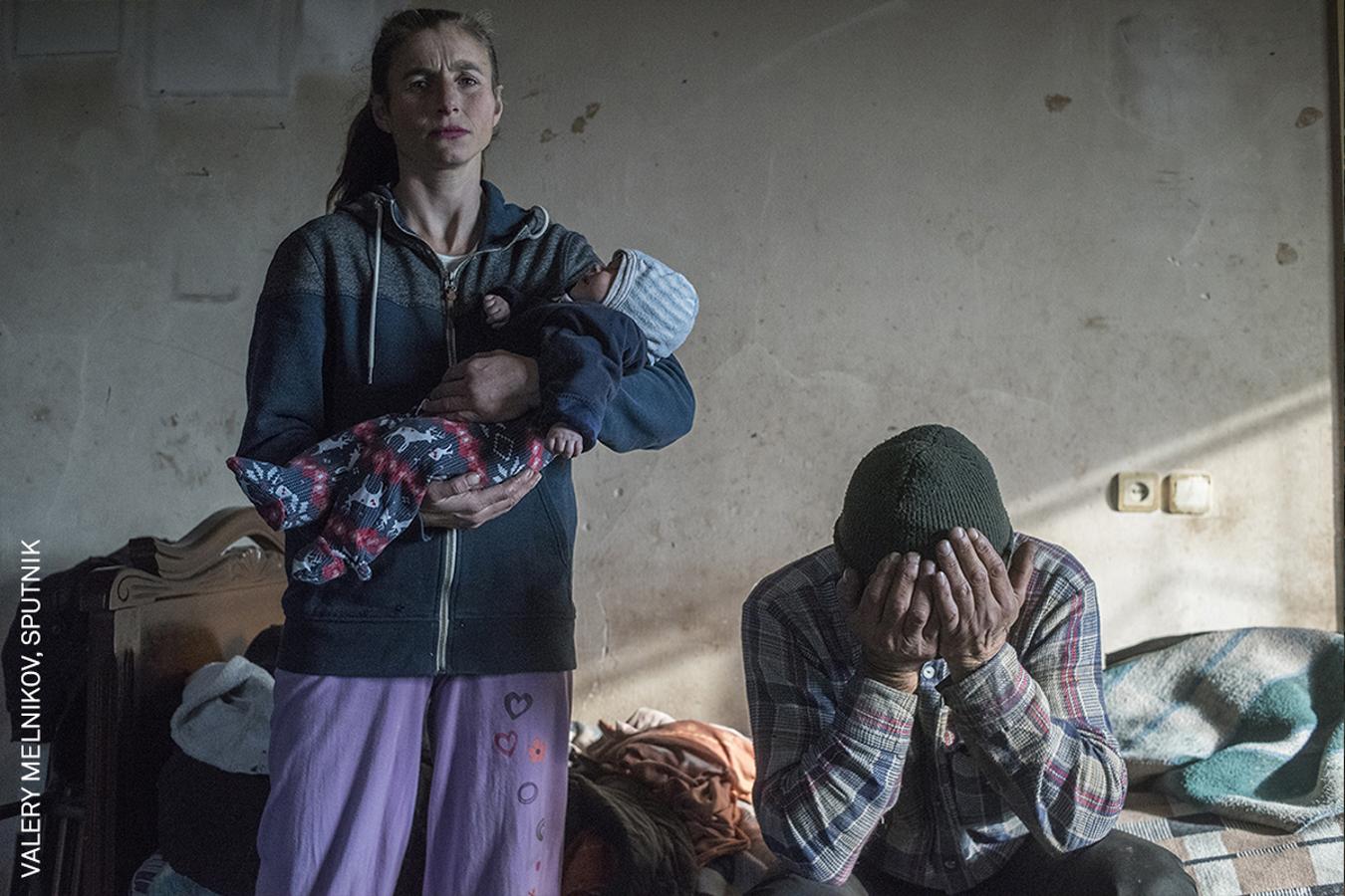 (Imagen nominada a 'Mejor fotografía del año') Esta imagen muestra a Azat Gevorkyan y su esposa Anaik antes de salir de su casa en Lachin, el 28 de noviembre. Por aquellas fechas muchos armenios abandonarían las áreas que volvieron al control de Azerbaiyán tras la Segunda Guerra de Nagorno-Karabaj.. 