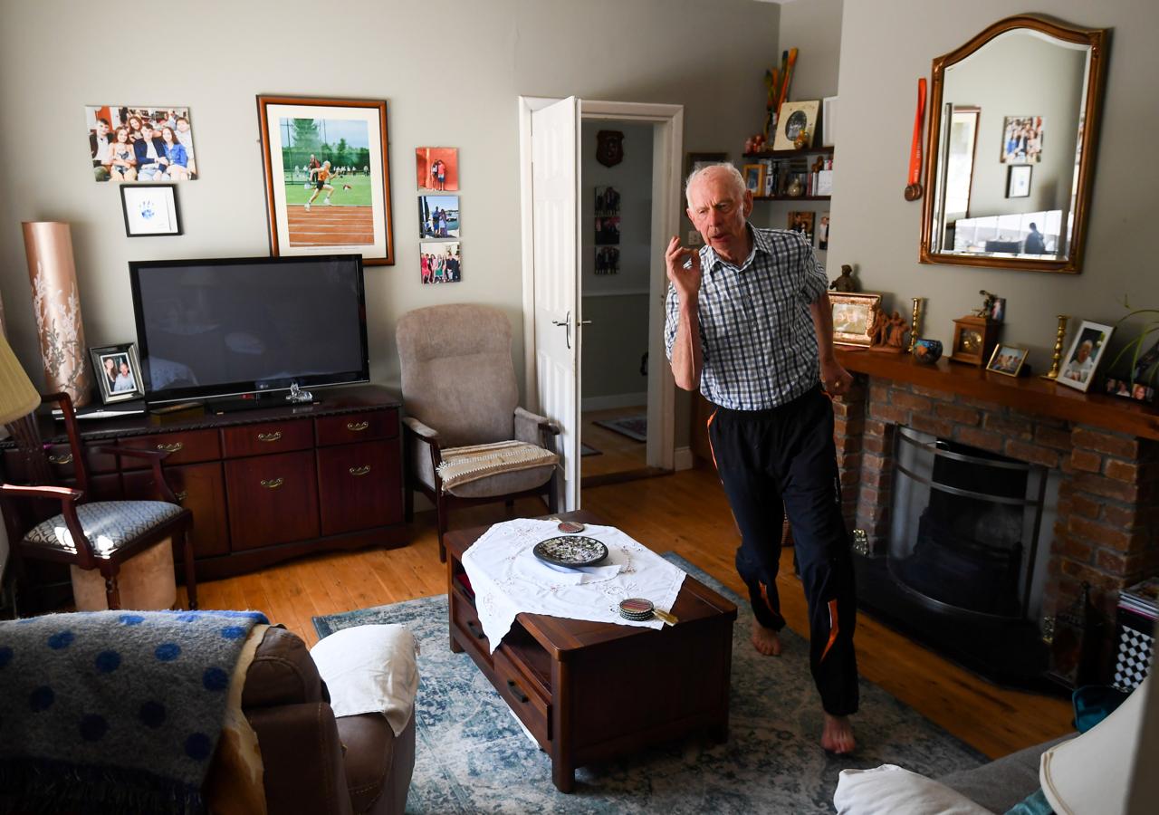 (Nominada como mejor fotografía de 'Deportes') El atleta Pat Naughton (87 años) entrena en su casa en Nenagh, Irlanda, mientras está bajo restricciones por la pandemia. 