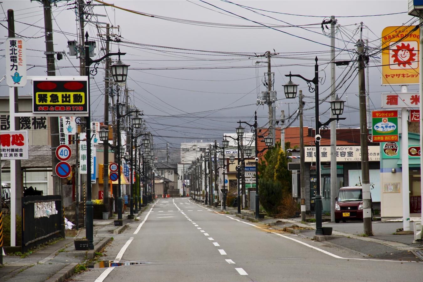 Una década después del tsunami que provocó el accidente nuclear de Fukushima, aún hay pueblos fantasma alrededor de la central a los que no se puede volver por su alta radiactividad. 