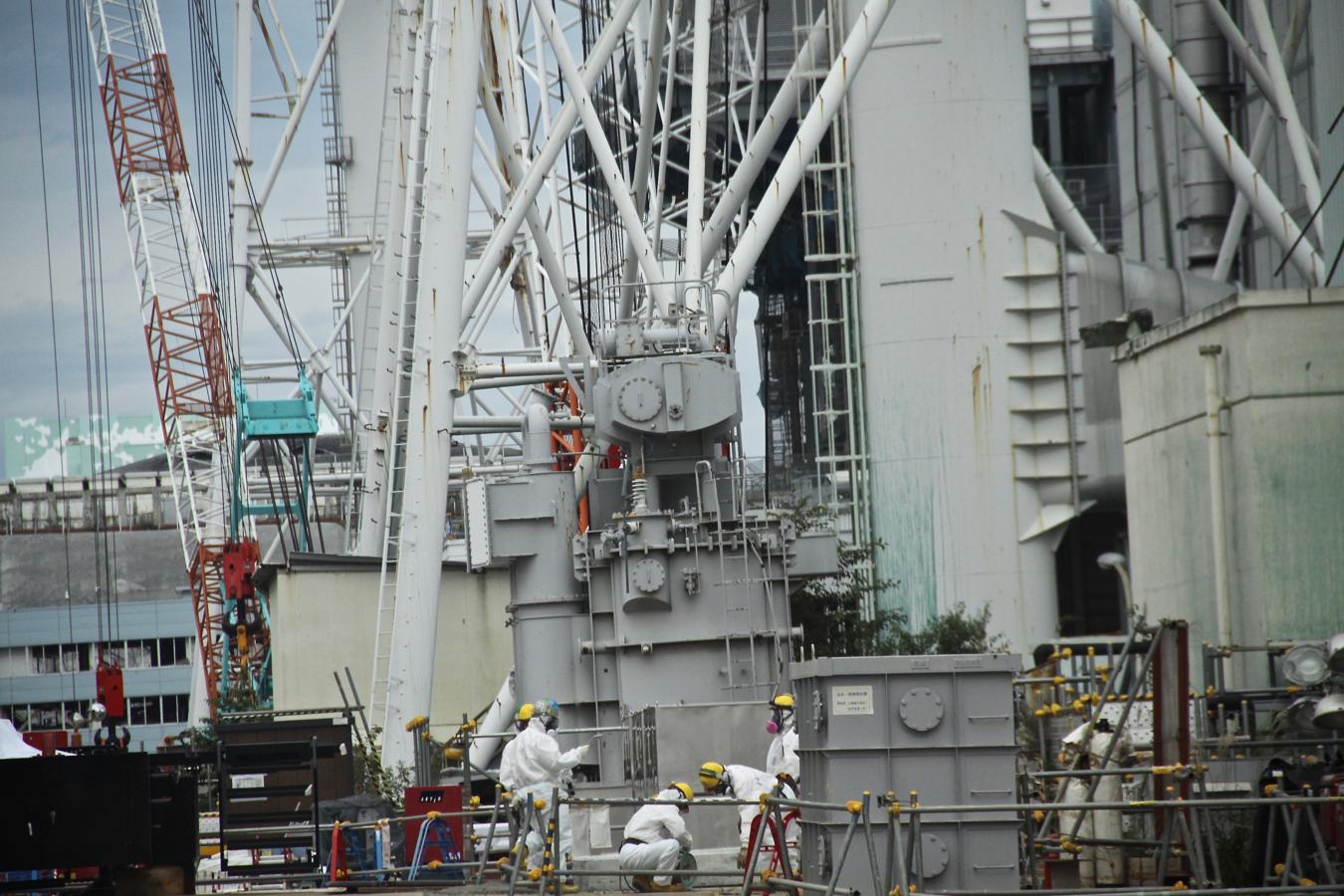 Unos cinco mil operarios trabajan en los trabajos de descontaminación y desmantelamiento de Fukushima 1, que durarán hasta 2041 o 2051. El principal problema es la alta radiación en los reactores fundidos, cuyo combustible nuclear se ha mezclado con los escombros que dejaron las explosiones de hidrógeno. 