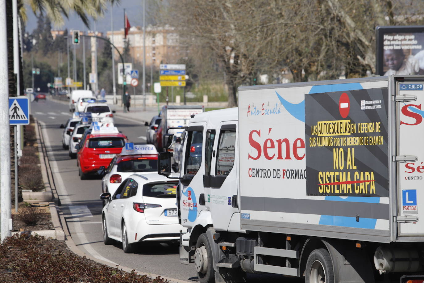 La protesta de las autoescuelas en Córdoba, en imágenes