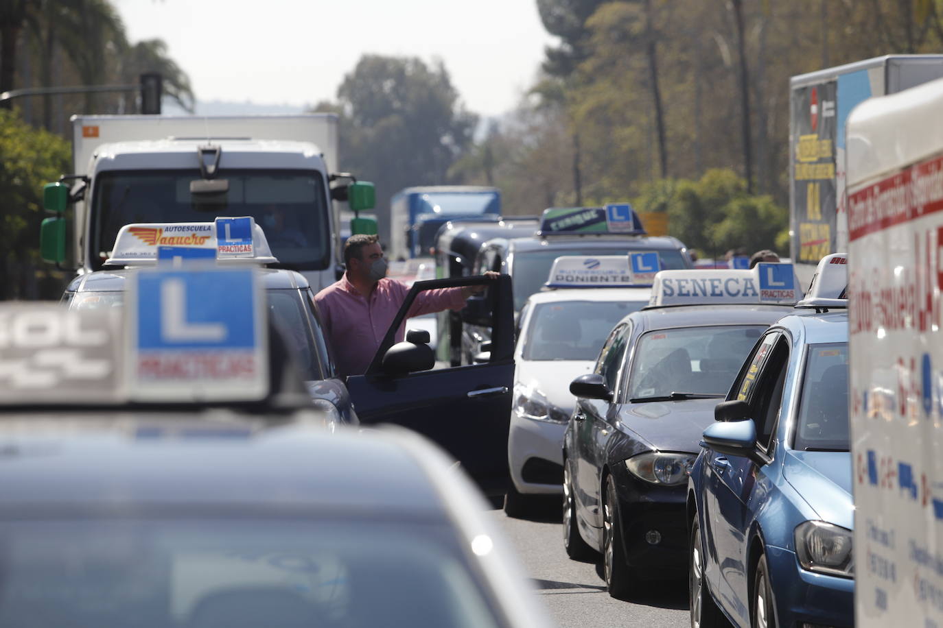 La protesta de las autoescuelas en Córdoba, en imágenes