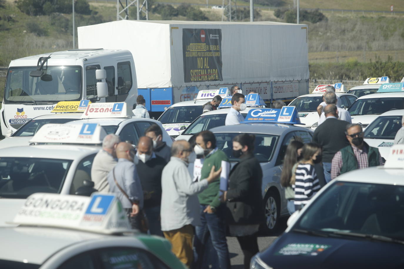 La protesta de las autoescuelas en Córdoba, en imágenes