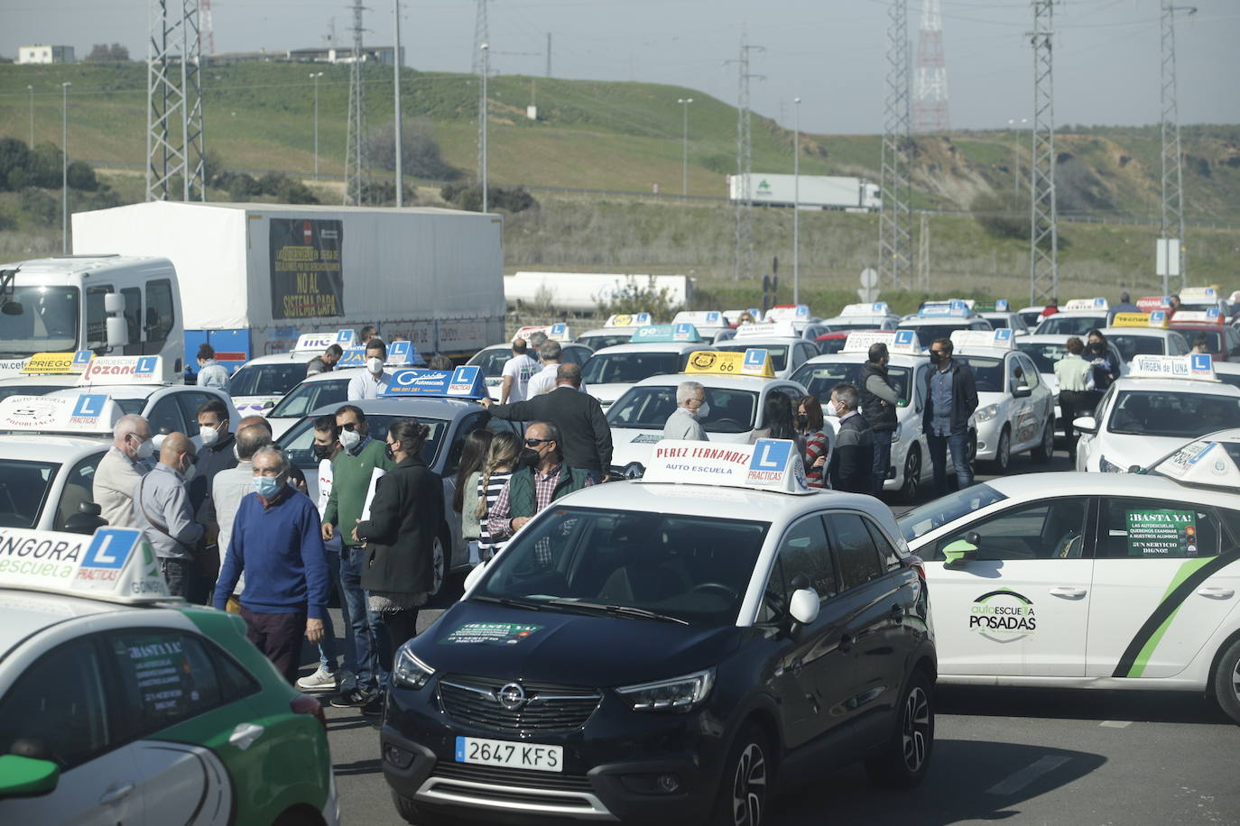 La protesta de las autoescuelas en Córdoba, en imágenes