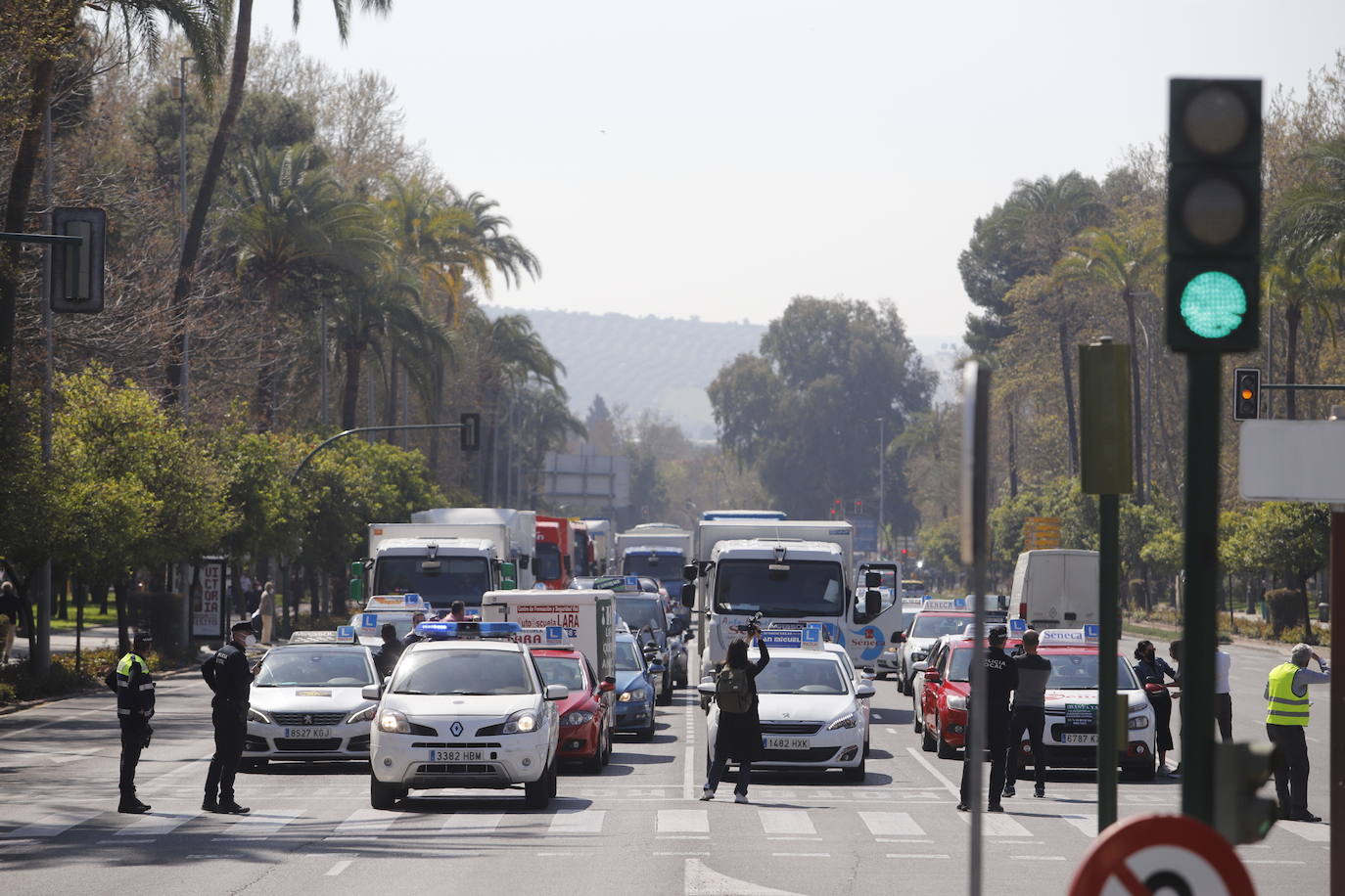 La protesta de las autoescuelas en Córdoba, en imágenes