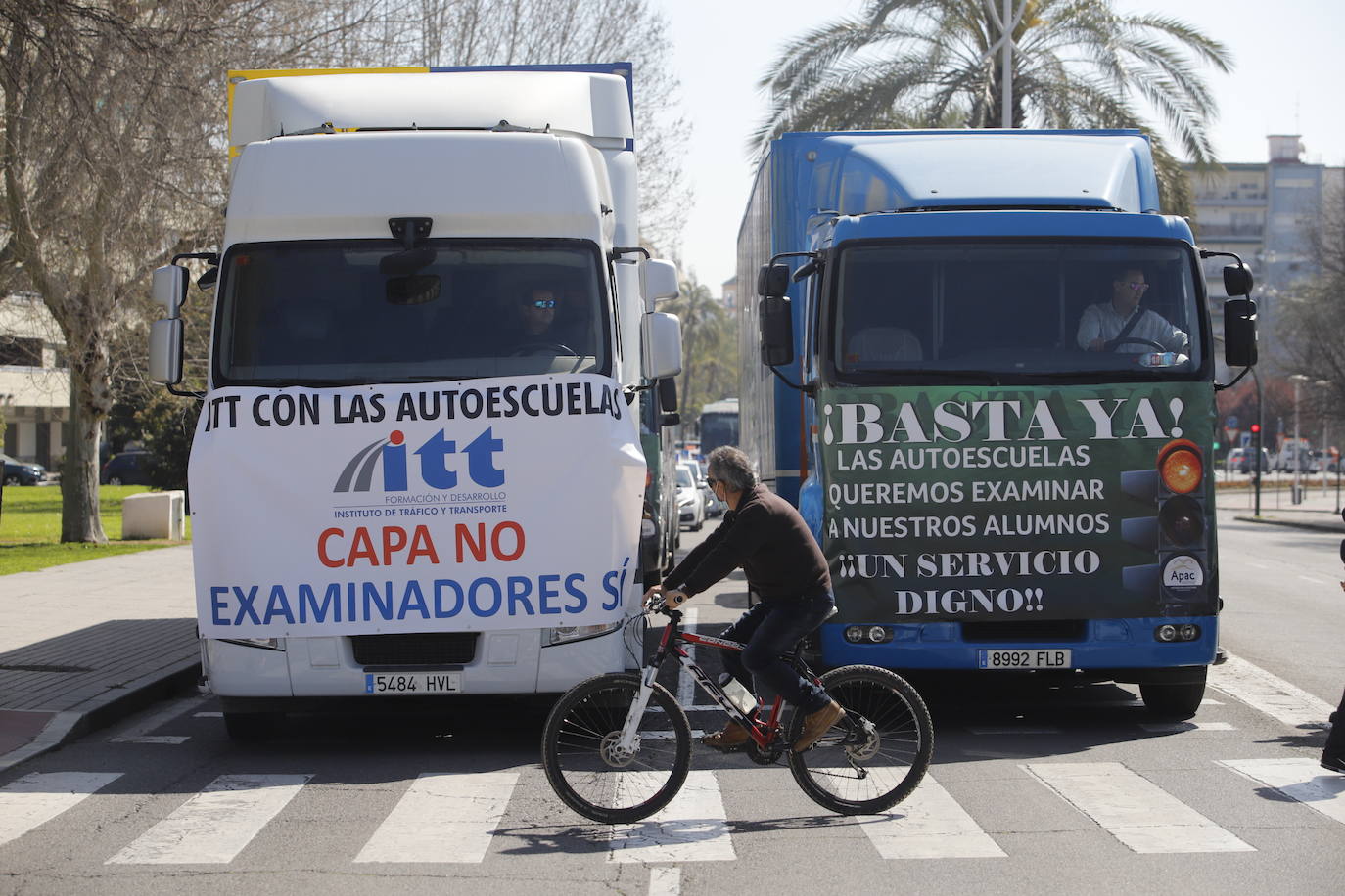 La protesta de las autoescuelas en Córdoba, en imágenes