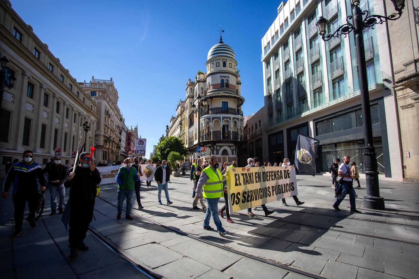 Los taxistas se manifiestan en Sevilla