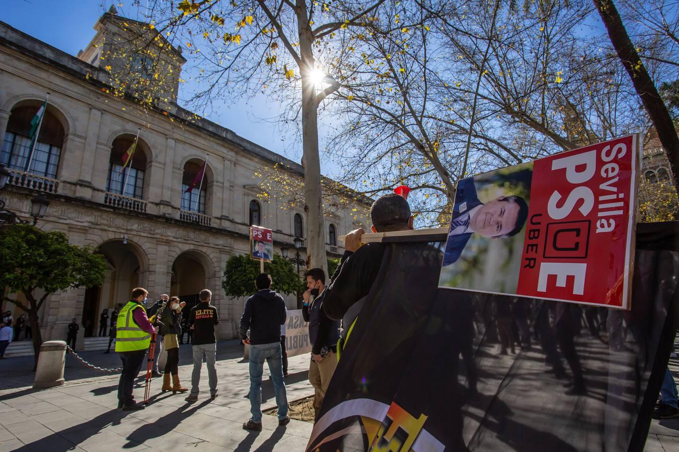 Los taxistas se manifiestan en Sevilla