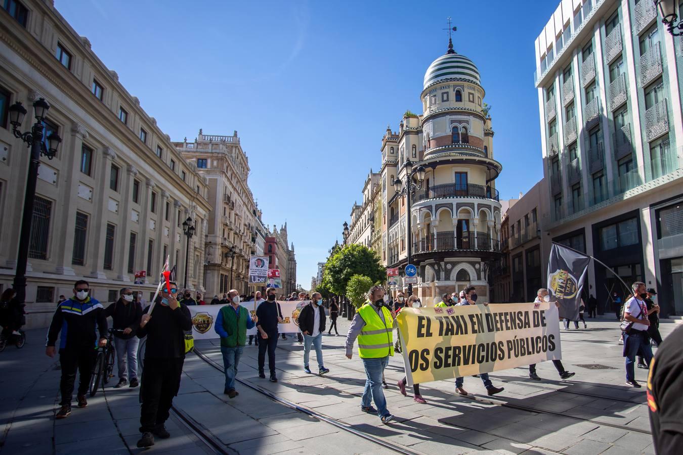 Los taxistas se manifiestan en Sevilla