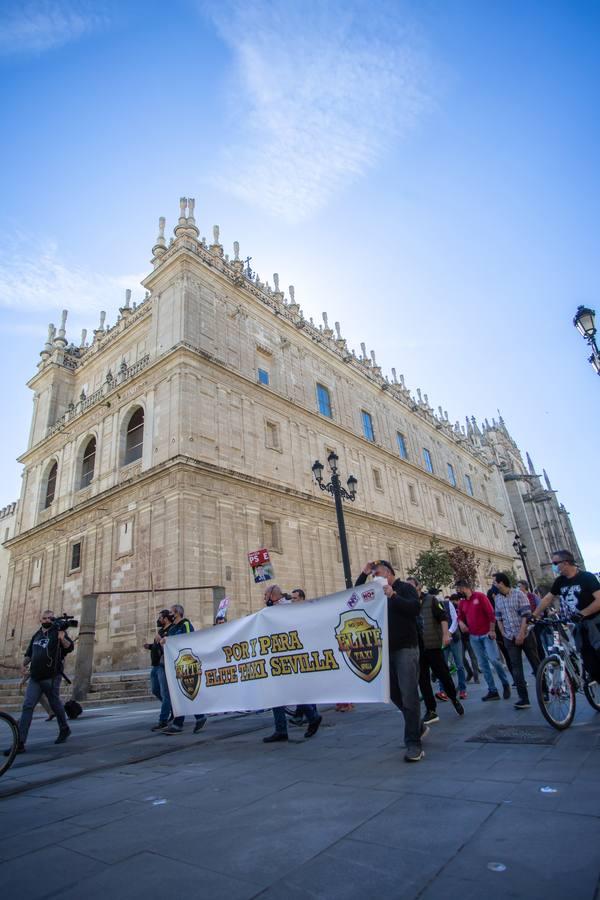 Los taxistas se manifiestan en Sevilla